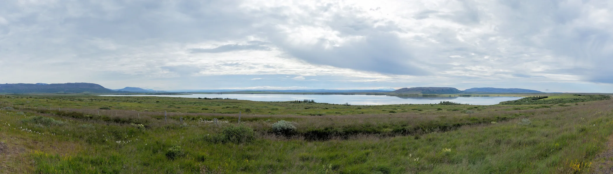 A broad view across Þingvallavatn from road 36